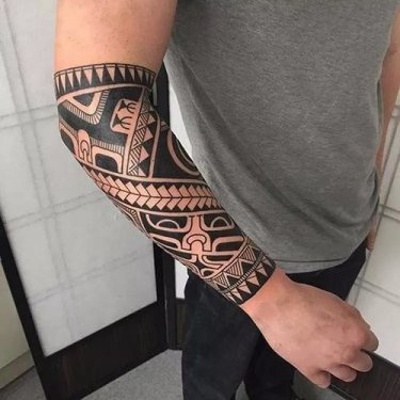  Tatouage maori, polynésien sur l'avant bras d'un homme